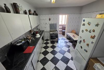 Apartament cu 4 camere decomandat în Rahova