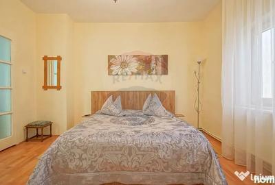Casă cu 8 camere cu Teren 485 Mp în Central