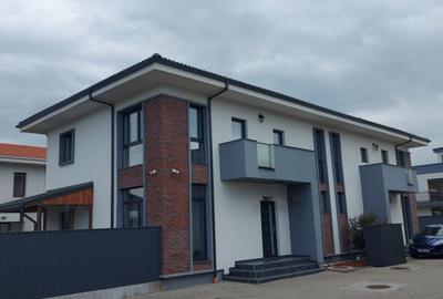 Duplex cu 4 camere cu Canalizare în Florești