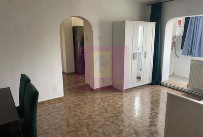 Apartament cu 4 camere semidecomandat în Văcăresti