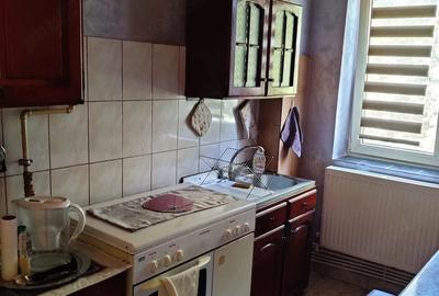Apartament cu 3 camere semidecomandat, mobilat în Abator