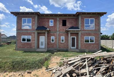 Duplex cu 4 camere cu Canalizare în Moșnița Nouă - 1