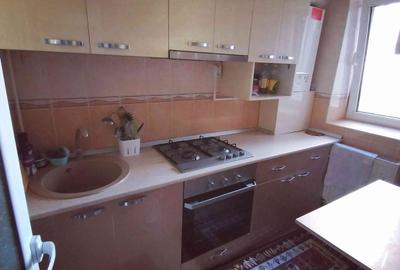 Apartament cu 3 camere semidecomandat în Micro 38 - 1