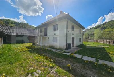 Casă cu 3 camere cu Teren 2800 Mp în Întregalde