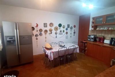Casă cu 5 camere cu Teren 260 Mp în Piața Centrală