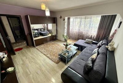 Apartament cu 3 camere semidecomandat în Craiovița Nouă