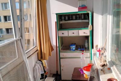 Apartament cu 3 camere semidecomandat în Tei