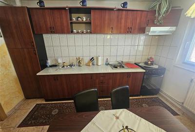 Apartament cu 3 camere decomandat, mobilat în Micro IV - 30