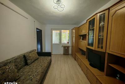 Apartament cu 3 camere semidecomandat în Craiovița Nouă