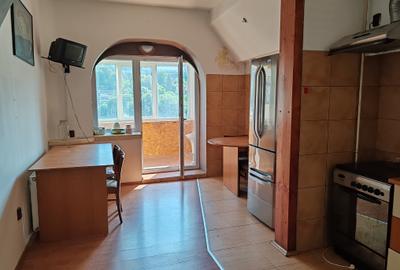 Apartament cu 3 camere semidecomandat în Central - 9