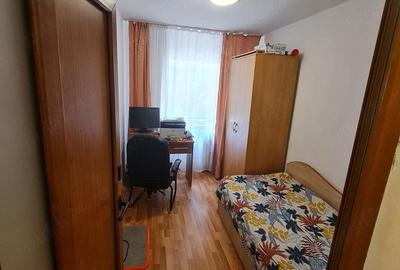 Apartament cu 3 camere decomandat în 9 Mai - 5