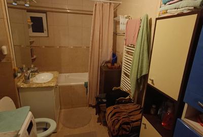 Apartament cu 4 camere decomandat în Sărari