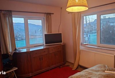 Casă cu 6 camere semidecomandat cu Canalizare în Central - 5