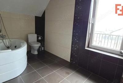 Casă cu 4 camere cu Garaj în Sânmihaiu Român