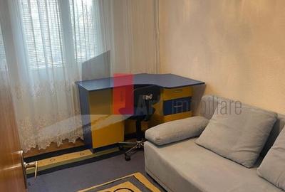 Apartament cu 4 camere decomandat, mobilat în Titan