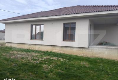 Casă cu 4 camere în Sântandrei