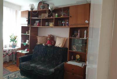 Apartament cu 3 camere semidecomandat în 9 Mai - 2