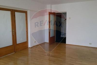 Apartament cu 4 camere decomandat, mobilat în Unirii