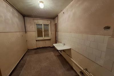 Str. Victoriei (zona Bibliotecii Judetene) apartament 3 camere, decomandat, balcon generos + garaj - 3