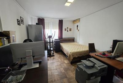 Apartament cu 3 camere semidecomandat în Titan