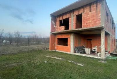 Casă cu 7 camere cu Canalizare în Bariera Vâlcii