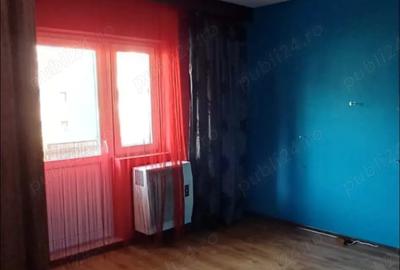Vand apartament decomandat , cu doua camere ?i doua balcoane , la etaj 2 - 3