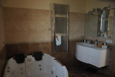 Casă cu 10 camere cu Teren 1500 Mp în Central - 2