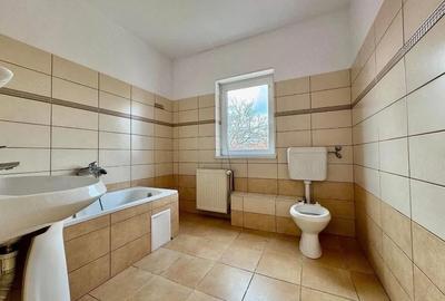 Casă cu 7 camere cu Teren 500 Mp în Central - 3