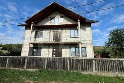 Casă cu 4 camere cu Teren 250 Mp în Central - 2