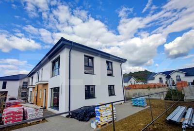 Casă cu 4 camere cu Teren 250 Mp în Livezeni