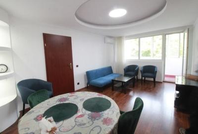 Apartament cu 3 camere semidecomandat, mobilat în P-ța Victoriei