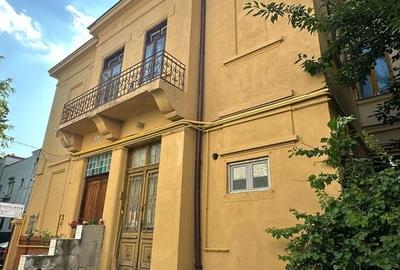 Casă individuală cu 10 camere în Armeneasca