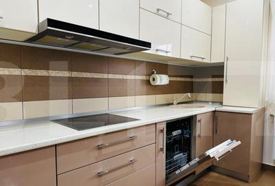 Casa spatioasa cu 5 dormitoare, doua bucatarii si teren de 1 - 5