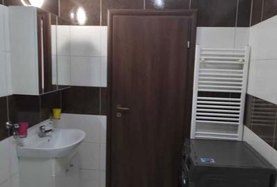 Apartament cu 3 camere semidecomandat în Apărătorii Patriei