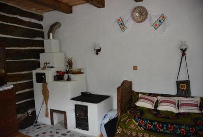 Vand casa la Buru construita traditional din barne de stejar cu tarnat sculptat si interior modern - 2