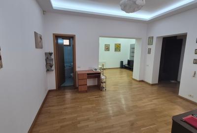 Apartament cu 3 camere semidecomandat, mobilat în Moșilor
