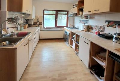 Casă cu 7 camere cu Teren 959 Mp în Central