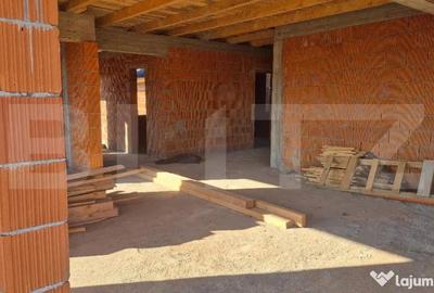 Casă cu 4 camere cu Teren 715 Mp în Mărtinești - 2