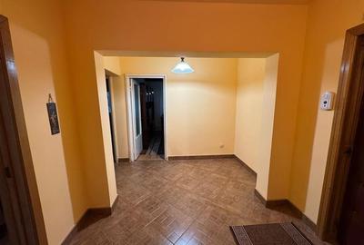 Apartament 3 camere, etaj 1, zona Garii , decomandat, parcare - 17