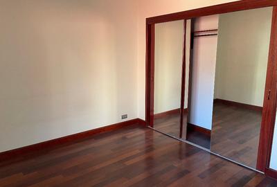 Casă cu 5 camere cu Teren 652 Mp în Sisești - 4