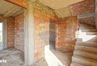 Casă cu 6 camere cu Teren 462 Mp în Sânpetru - 1