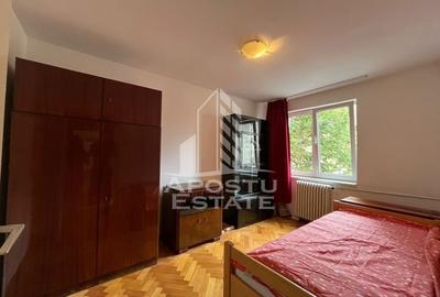 Apartament cu 3 camere, semidecomandat, etajul 2, zona Centrala