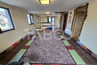 Casa de vanzare cu 6 camere 2 parcari curte libera 200 mp in - 1