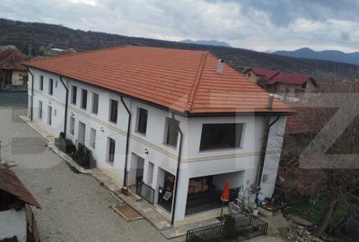 Pensiune de vanzare, 6 camere, 370 mp, zona Arcani - 1