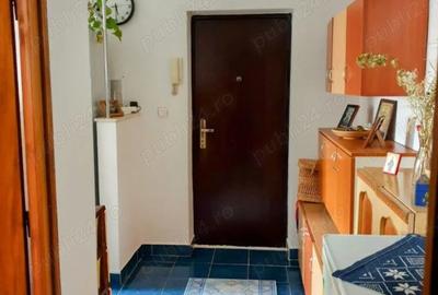 Apartament compus din: o camera, bucatarie, hol, baie, balcon, cu o suprafa?a de 33 - 4