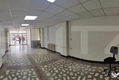 Spațiu comercial, de 50 mp, în Central - 3