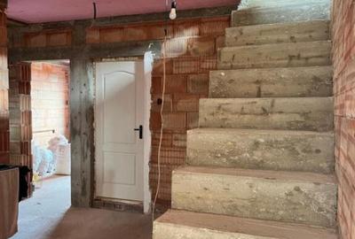 Casa la rosu, 300 mp, 31 ari de teren, Maneuti-Fratautii Vec - 33