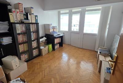 B-ul Unirii la intersectie cu strada Traian, stradal, 10 minute metrou, - 15