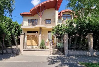 Casă individuală cu 5 camere în Semicentral