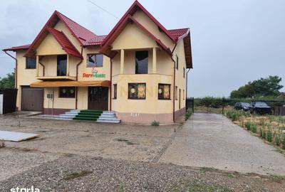 Casă cu 4 camere cu Teren 1200 Mp în Central - 1